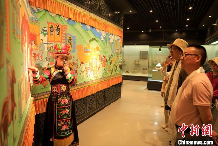 圖為媒體記者了解土族文化?！⊙Φ?攝