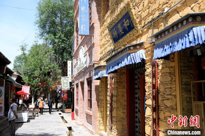 圖為平安驛·河湟民俗文化體驗(yàn)地的門店?！⊙Φ?攝