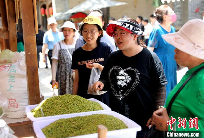 圖為民眾購買青海特色小吃。　薛蒂 攝