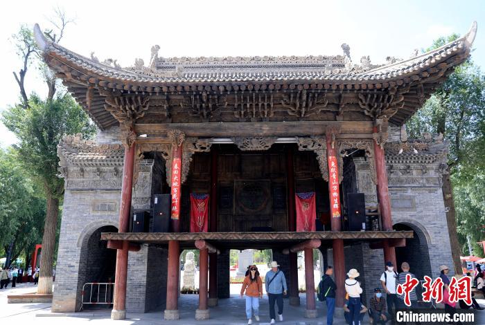 圖為平安驛·河湟民俗文化體驗(yàn)地的戲樓。　薛蒂 攝