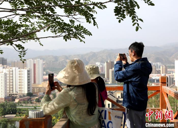 圖為媒體記者登頂朝陽(yáng)山?！⊙Φ?攝