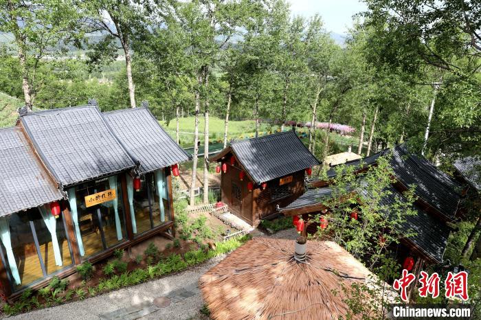 圖為景區(qū)內(nèi)依山而建的民宿?！⊙Φ?攝