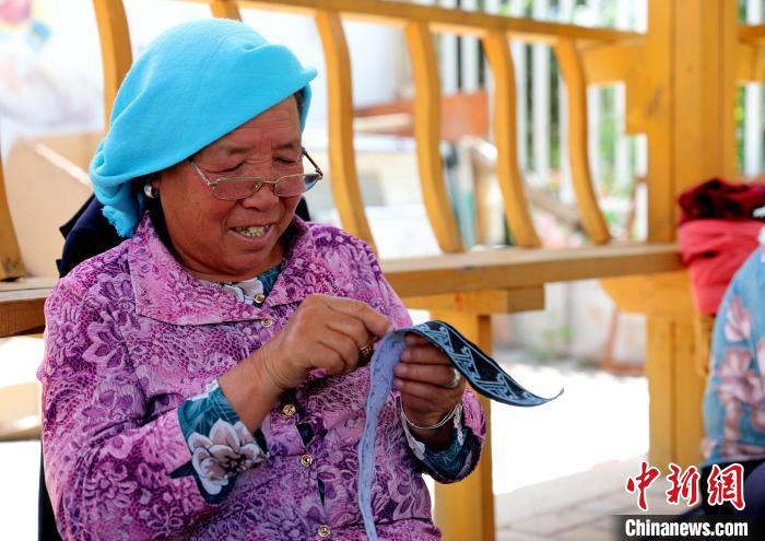 圖為繡娘在土族盤繡園內(nèi)制作盤繡?！⊙Φ?攝