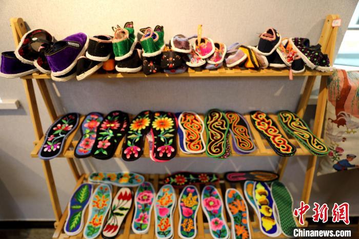 圖為盤繡作品。　薛蒂 攝