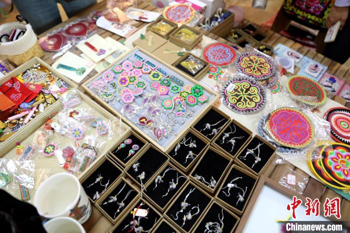 圖為盤繡作品?！⊙Φ?攝