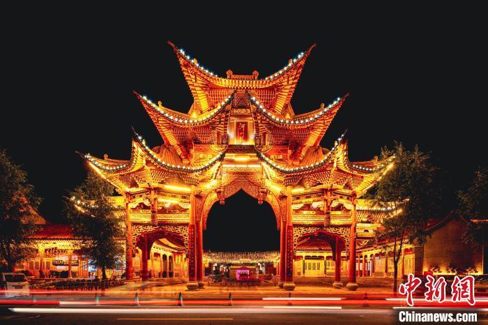 夜幕下的臨夏縣河州苑。夏雨 攝