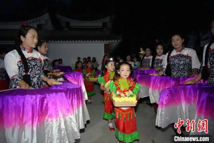 甘肅省西和縣姜席鎮(zhèn)晚霞湖畔，當(dāng)?shù)孛耖g舉行盛大的乞巧儀式。魏朵朵 攝