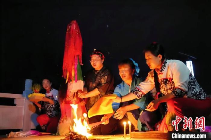 持續(xù)七天八夜的乞巧節(jié)正在西漢水上游的甘肅省西和縣進(jìn)行。西和縣姜席鎮(zhèn)晚霞湖畔，民眾“巧頭”點(diǎn)蠟、炷香、焚裱紙、跪拜，準(zhǔn)備將“巧娘娘”請(qǐng)進(jìn)院。魏朵朵 攝