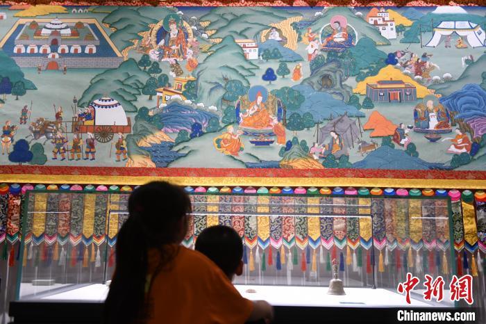 8月20日，兩名小觀眾參觀大型歷史題材卷軸唐卡“涼州會盟”?！〈魑牟?攝