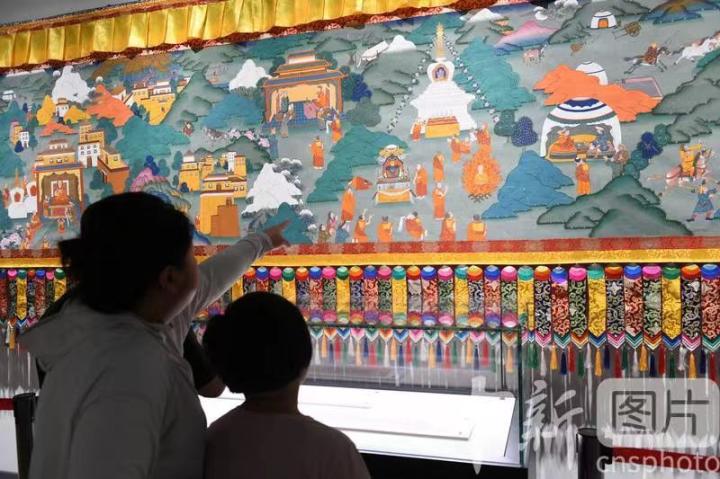 圖為觀眾觀看唐卡《涼州會盟》。 中新社記者 戴文昌 攝