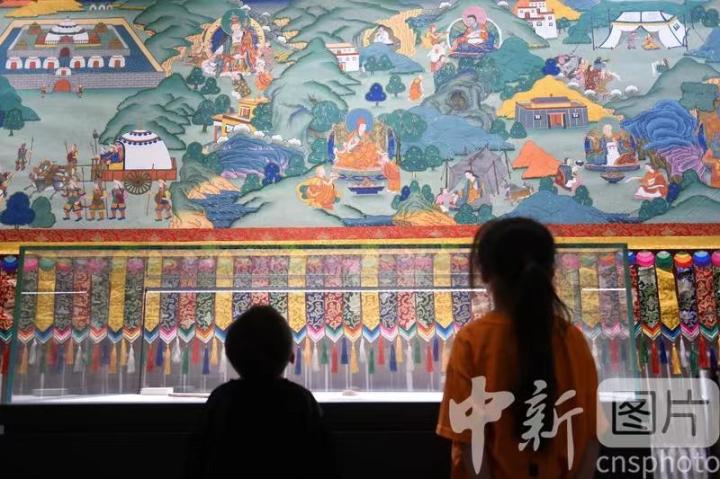 圖為觀眾參觀唐卡《涼州會盟》。 中新社記者 戴文昌 攝