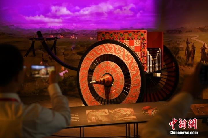 8月16日，甘肅省天水市張家川回族自治縣馬家塬車輿博物館內(nèi)，游客拍攝等比例的戰(zhàn)國西戎車輿復(fù)制品。