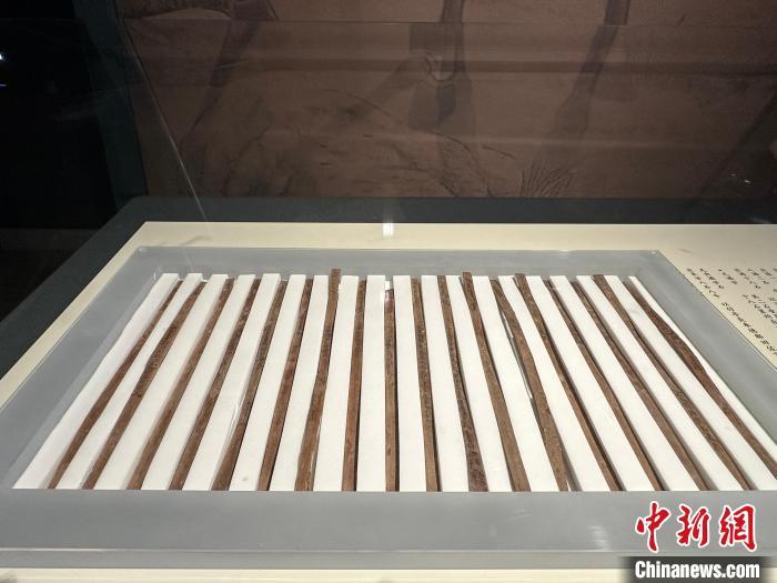 圖為甘肅簡牘博物館展陳的漢簡。中新社記者 戴文昌 攝