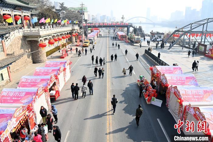 1月30日，蘭州黃河畔的年貨集市吸引顧客選購年貨。九美旦增 攝</p><p>