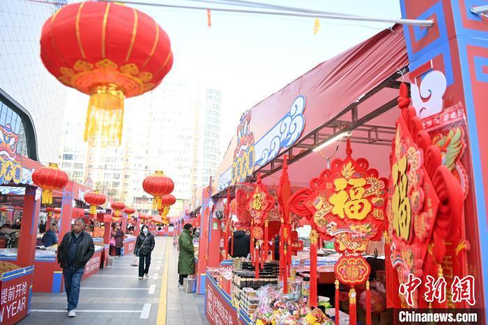 1月30日，蘭州街頭琳瑯滿目的年貨吸引顧客選購。九美旦增 攝</p><p>