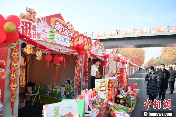 1月30日，蘭州黃河畔的年貨集市吸引顧客選購年貨。九美旦增 攝</p><p>