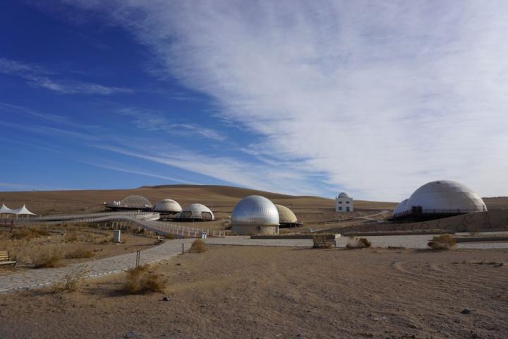 2023年11月28日拍攝的甘肅省武威市民勤縣“摘星小鎮(zhèn)”一角。新華社記者 賈釗 攝