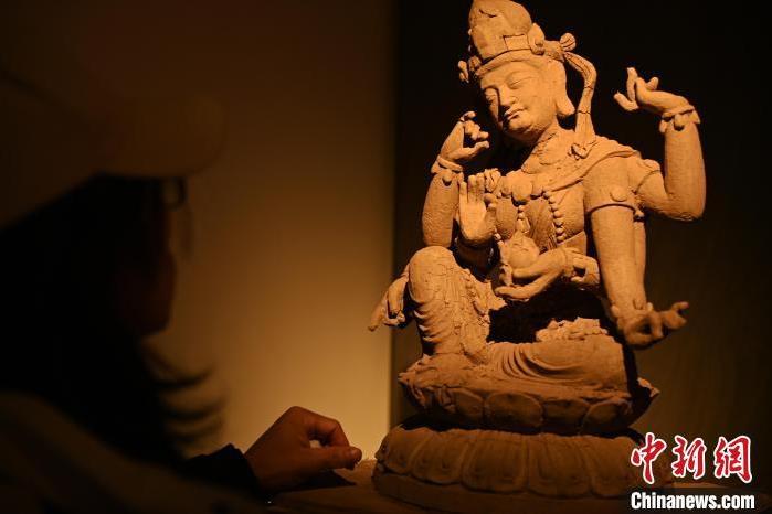 圖為季茂杰觀察自己創(chuàng)作的敦煌木雕。李亞龍 攝