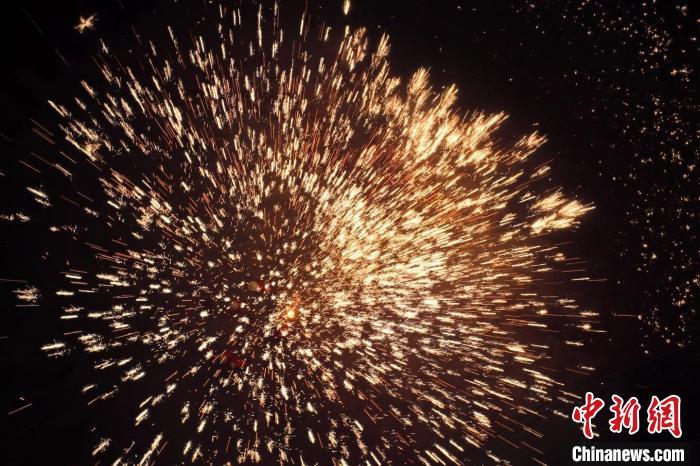 據(jù)悉，“花”與“發(fā)”諧音，取“打花打花，越打越發(fā)”之意?！按蜩F花”不僅蘊含著人們祈福納祥的美好愿望，也展現(xiàn)了民間生鐵冶煉傳統(tǒng)技藝的工匠精神。侯奇志 攝