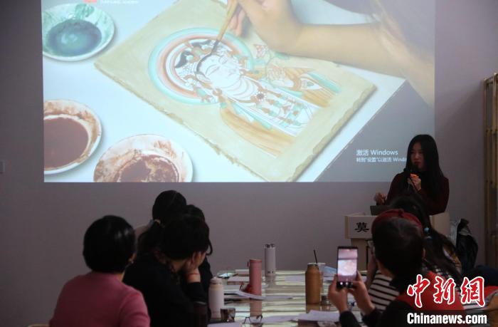 2023年2月，在敦煌研究院莫高學堂，研學導師給學員講授敦煌壁畫臨摹技法?！　垥粤?攝