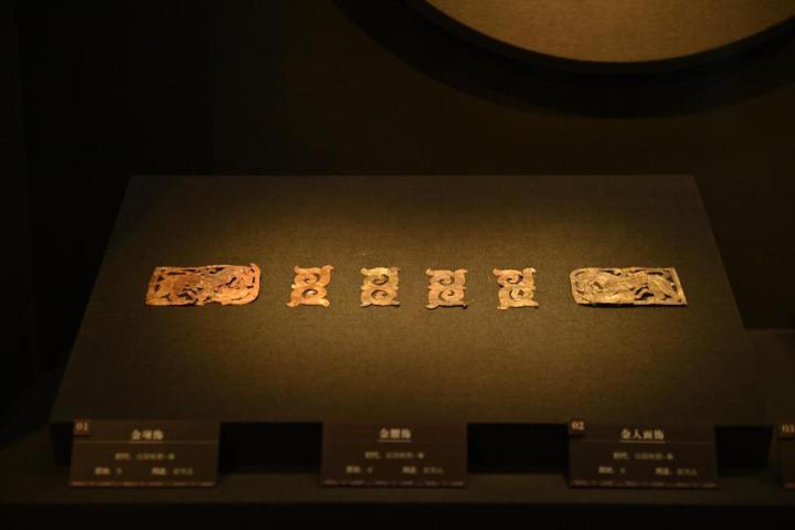 張家川縣馬家塬車輿博物館展陳的馬家塬遺址出土的金項飾、金腰飾、金人畫飾等。李亞龍 攝　　