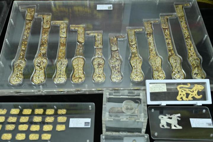 張家川馬家塬出土的金帶飾、大角羊、人形鉛俑及狼形銀車輿飾等文物。