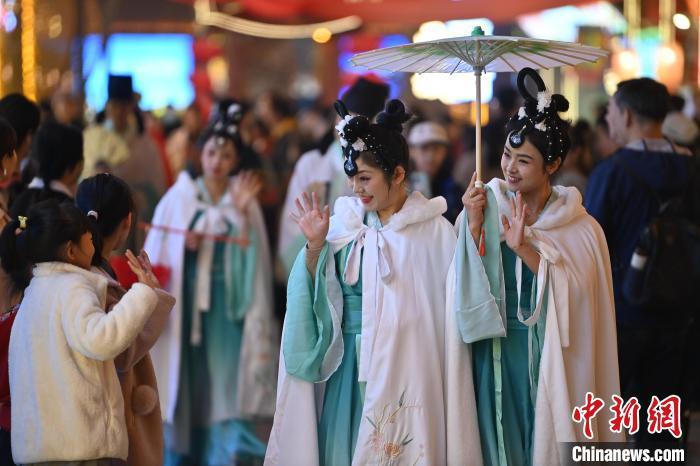 圖為街區(qū)人員著傳統(tǒng)服飾與游人互動(dòng)。李亞龍 攝</p>
<p>