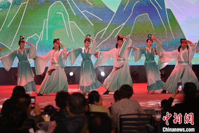 圖為工作人員進(jìn)行舞蹈表演。李亞龍 攝