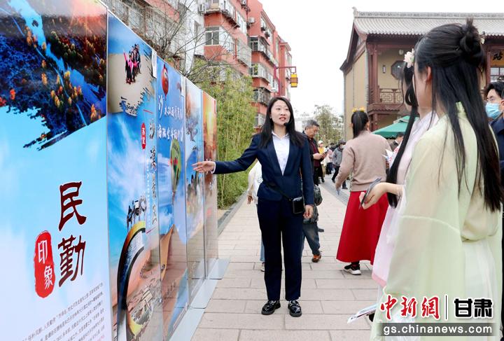 3月下旬，民勤縣在天水啟漢樓廣場舉行推介會，宣傳本地旅游資源和農(nóng)特優(yōu)產(chǎn)品。圖為工作人員向游客介紹民勤自然風(fēng)光、歷史文化。馬愛彬 攝