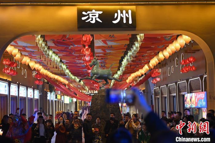 圖為游人拍攝煥然一新亮相的街區(qū)。李亞龍 攝</p><p>