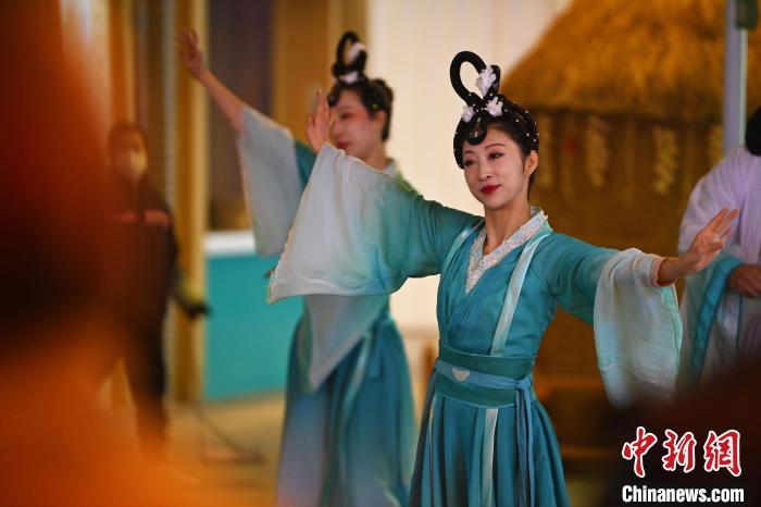 圖為工作人員進(jìn)行舞蹈表演。李亞龍 攝</p><p>