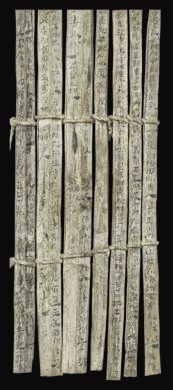 漢簡《康居王使者冊》。此簡記載了西域康居國使者前來“進(jìn)貢”駱駝，抵達(dá)敦煌遇到不公后反映問題，朝廷受理解決的經(jīng)過。新華社發(fā)（甘肅簡牘博物館供圖）