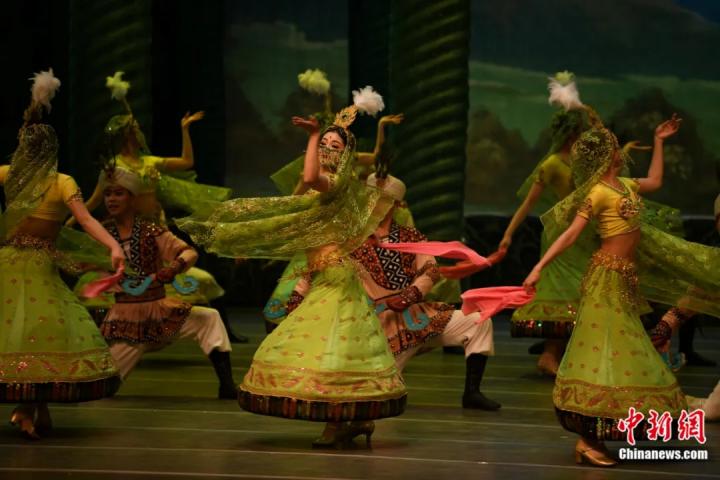 2024年2月23日晚，中國(guó)經(jīng)典舞劇《絲路花雨》在甘肅蘭州演出恭賀新春。李亞龍 攝
