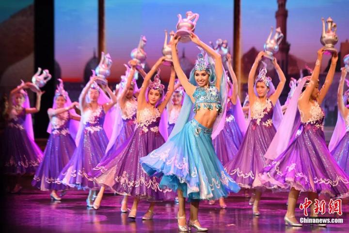 《絲路花雨》外國(guó)演員在波斯酒舞中領(lǐng)舞。楊艷敏 攝