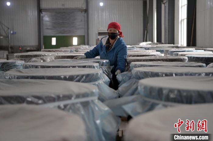 5月10日，工作人員檢查裝有酒糟的壇子。九美旦增　攝