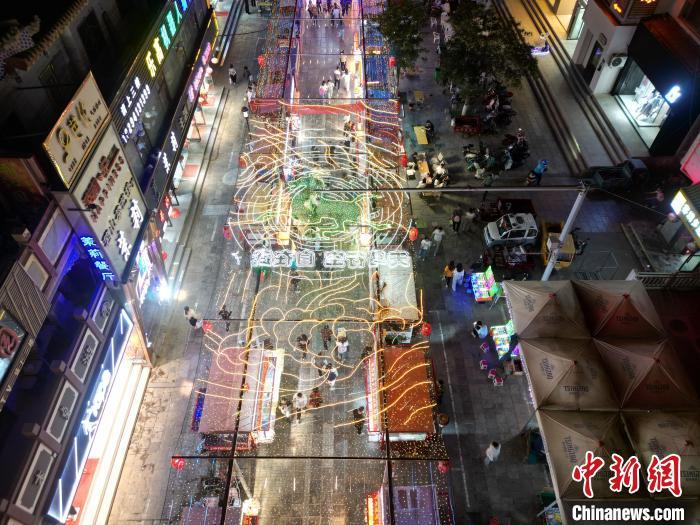 圖為明清街夜市燈光點(diǎn)亮具有武威文化元素的“銅奔馬”彩燈。(無人機(jī)照片) 　戴文昌 攝</p><p>