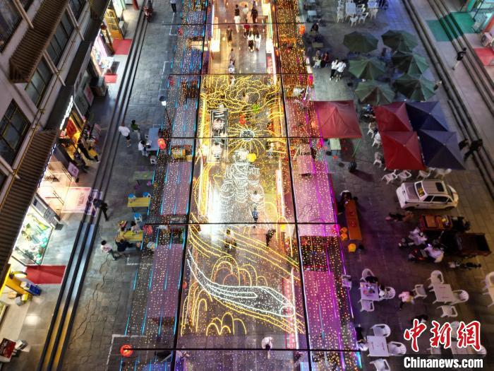 圖為明清街夜市燈光點(diǎn)亮具有武威文化元素的“天梯山石窟”彩燈。(無人機(jī)照片) 　戴文昌 攝</p><p>