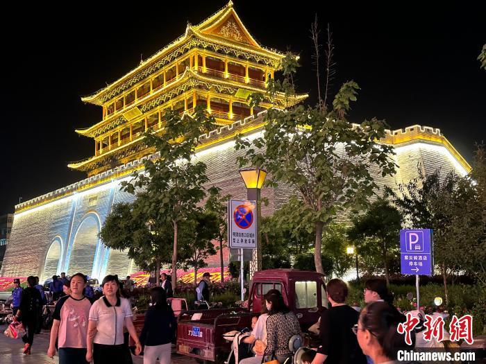圖為夜幕降臨，涼州古城門燈光亮起?！〈魑牟?攝