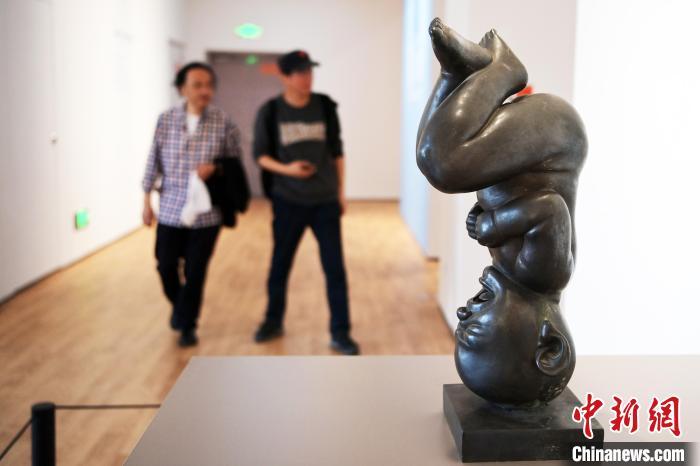 5月21日，觀眾參觀“絲路印跡”雕塑藝術(shù)作品展展出的雕塑作品。九美旦增 攝</p>
<p>