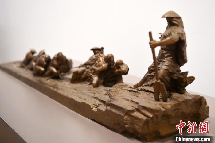5月21日，在“絲路印跡”雕塑藝術(shù)作品展展出的作品《治水為民·禹德九州》。九美旦增 攝</p>
<p>