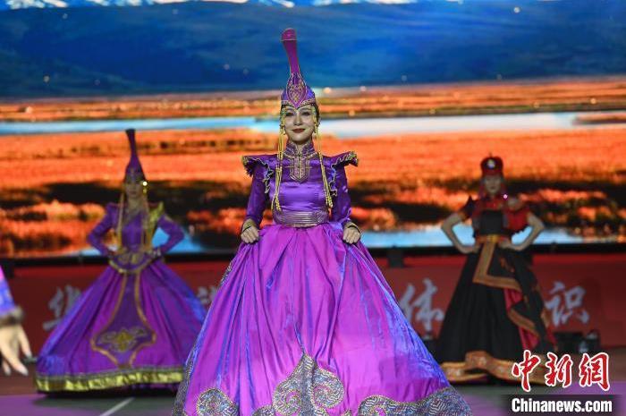 圖為開幕式現(xiàn)場蒙古族服飾秀。李亞龍 攝</p>
<p>
