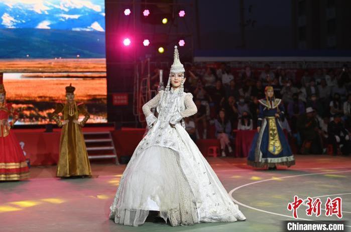 圖為開幕式現(xiàn)場蒙古族服飾秀。李亞龍 攝</p>
<p>