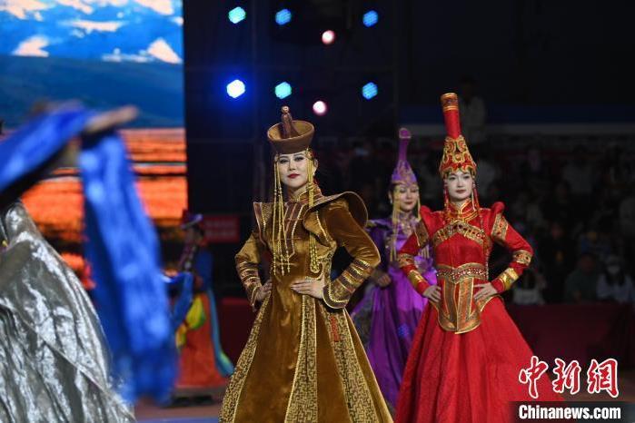 圖為開幕式現(xiàn)場蒙古族服飾秀。李亞龍 攝</p>
<p>