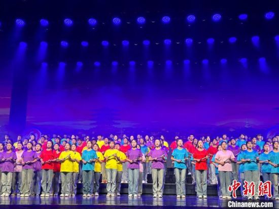 5月28日晚，“詩意甘肅·絲路長風三千里”——月出涼州·武威詩會在甘肅省武威市漢唐天馬城舉行。楊娜 攝