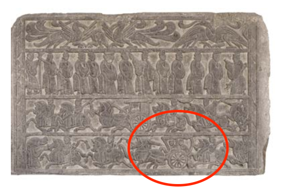 △漢代迎賓、車馬出行畫像石，現(xiàn)藏于臨沂市博物館。畫像石的第四層中有軺車出現(xiàn)。