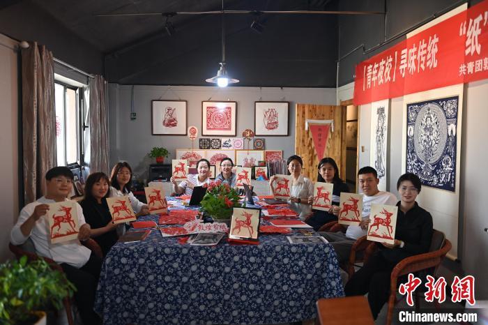 6月6日，在甘肅敦煌青年夜校課程中，青年學(xué)員展示學(xué)習(xí)敦煌非遺剪紙的成果。