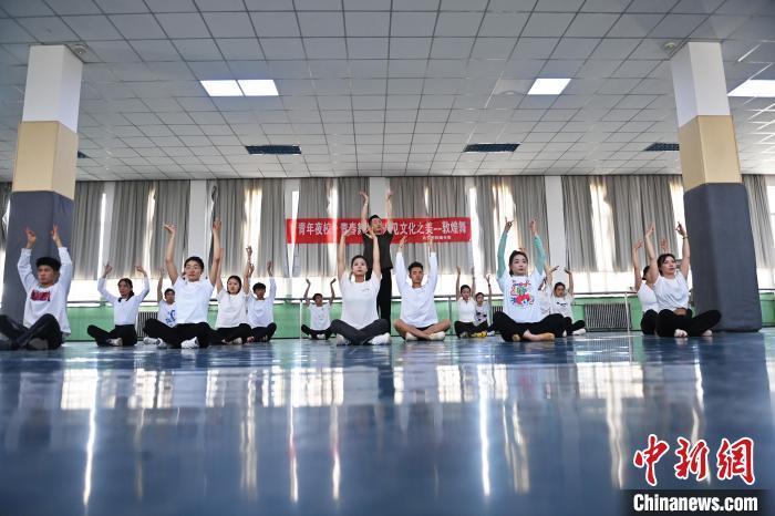 6月6日，在甘肅敦煌青年夜校課程中，青年學(xué)員學(xué)習(xí)敦煌舞課程。李亞龍 攝　　