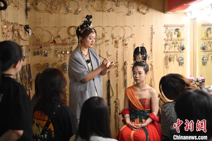 6月6日，在甘肅敦煌青年夜校課程中，青年學(xué)員學(xué)習(xí)敦煌美妝課程。李亞龍 攝