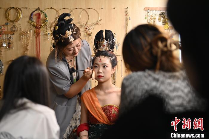 6月6日，在甘肅敦煌青年夜校課程中，青年學(xué)員學(xué)習(xí)敦煌美妝課程。李亞龍 攝　　