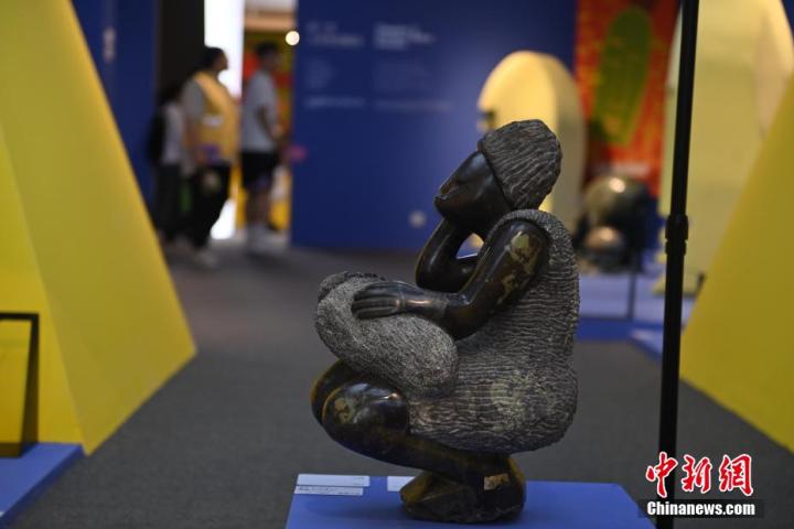 圖為游客參觀藝術(shù)展。中新社記者 李亞龍 攝</p>
<p>